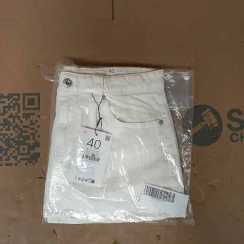 BAGGED STRADIVARIUS D62 MINI SKORT IN WHITE SIZE UK 12