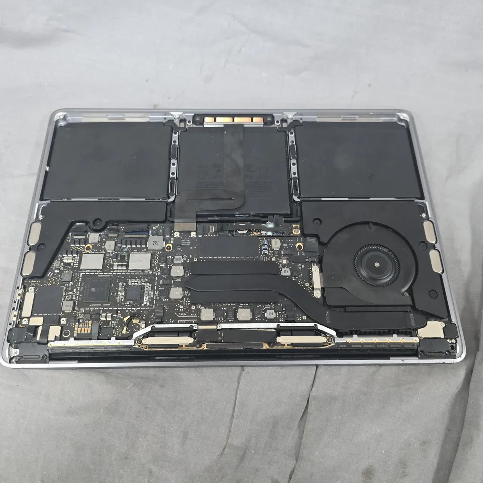 APPLE MACBOOK PRO M1 LAPTOP