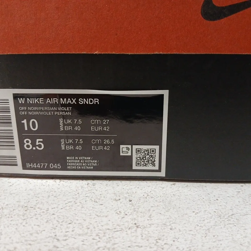 BOXED PAIR OF NIKE AIR MAX SNDR SHOES – SIZE 7.5