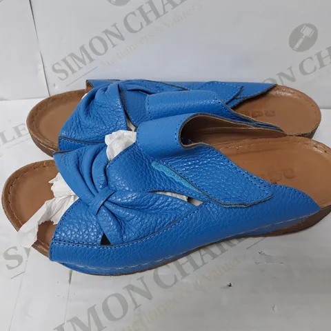 BLUE LEATHER BOW SANDALS SIZE 4