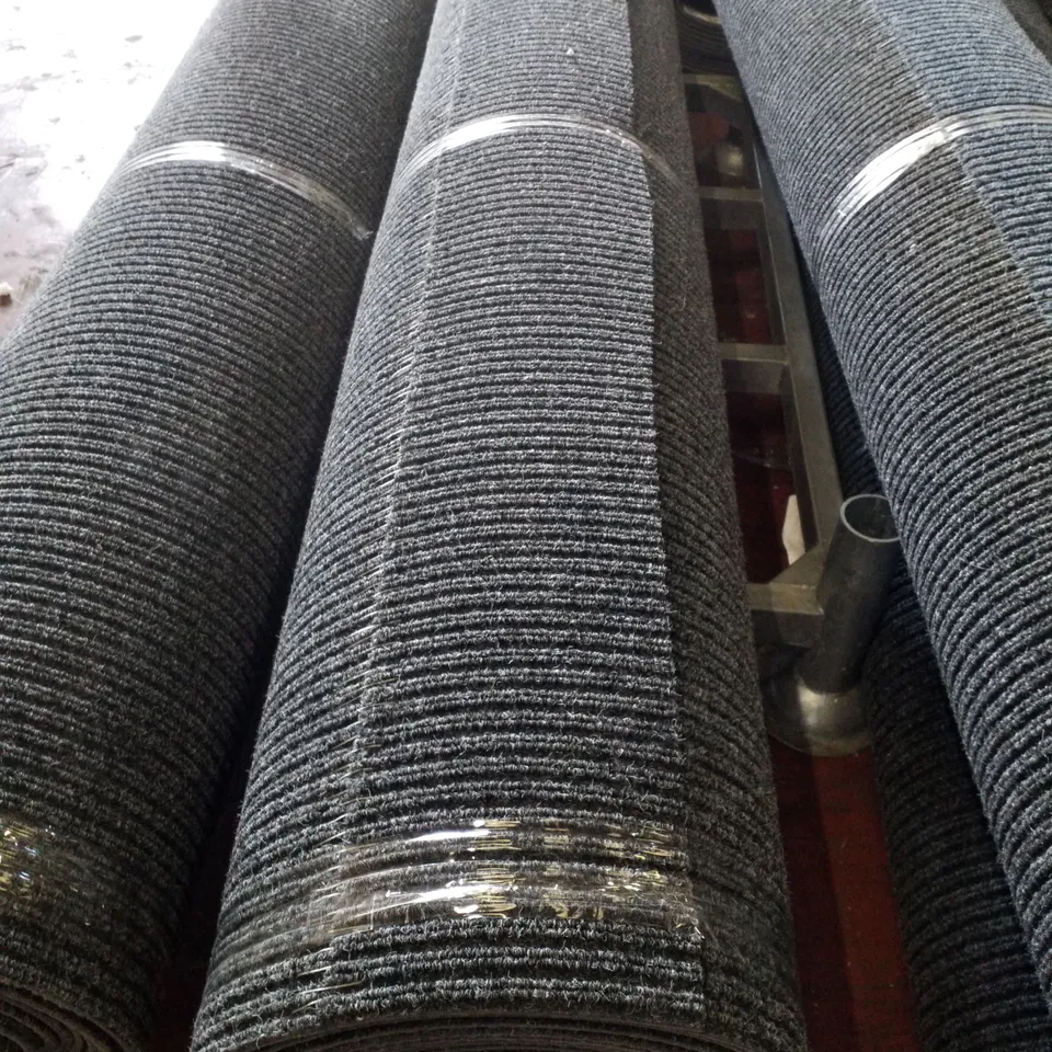 ROLL OF QUALITY LOOP PILE CARPET IN BLACK/WHITE - SIZE UNSPECIFIED