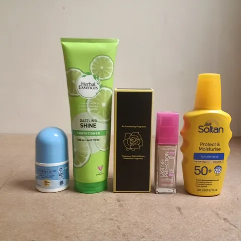 APPROXIMATELY 20 ASSORTED COSMETIC ITEMS INCLUDING VARIOUS MAKES AND BRANDS - COLLECTION ONLY