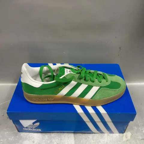 BOXED PAIR OF ADIDAS ORIGINALS GAZELLE MENS INDOOR SHOES IN FLAT WHITE/GREEN SIZE UK 7