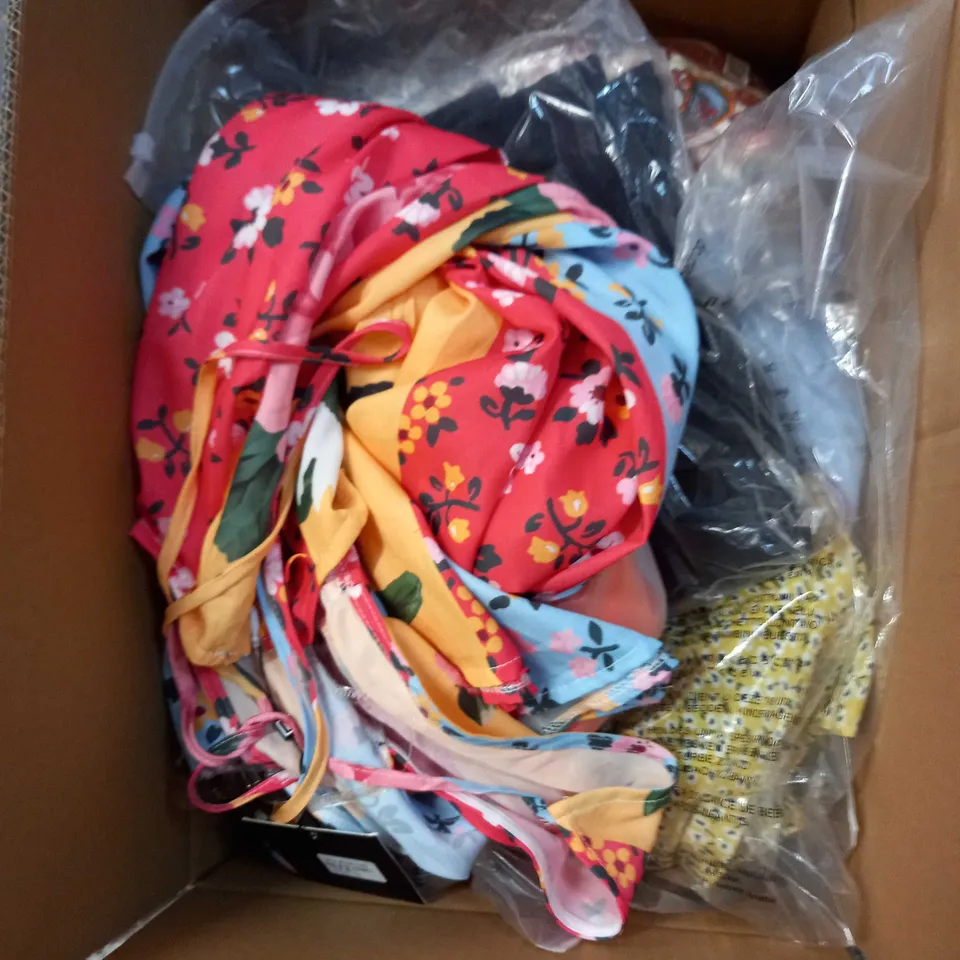 LOT OF ASSORTED CLOTHING AND ACCESSORIES TO INCLUDE; T-SHIRTS, JUMPERS ETC