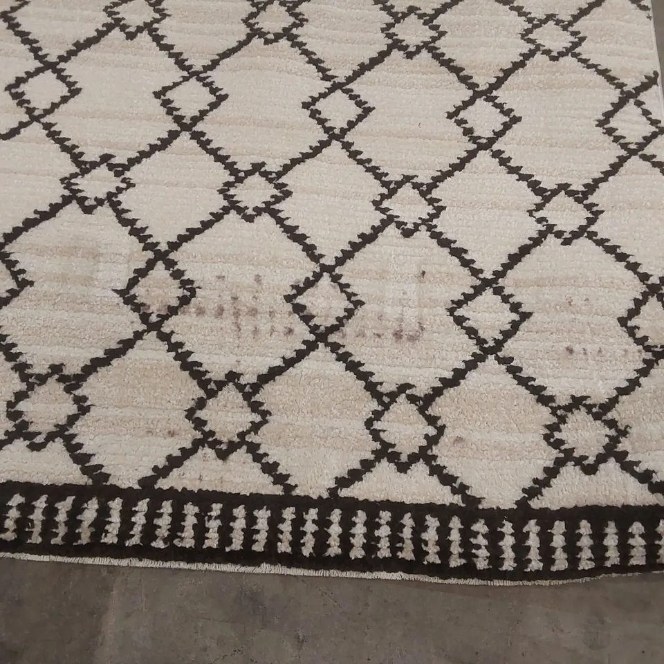 QUALITY DESIGNER AREA RUG - APPROXIMATELY 160 x 120cm