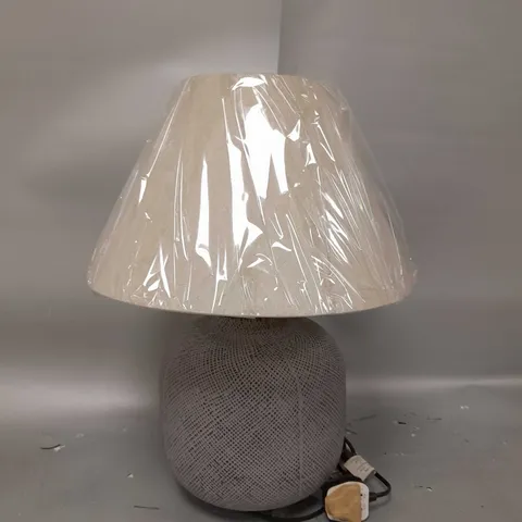 CROSS HATCH CERAMIC TABLE LAMP