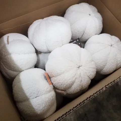 PALLET CONTAINING ASSORTED HALLOWEEN PLUSH PUMPKINS