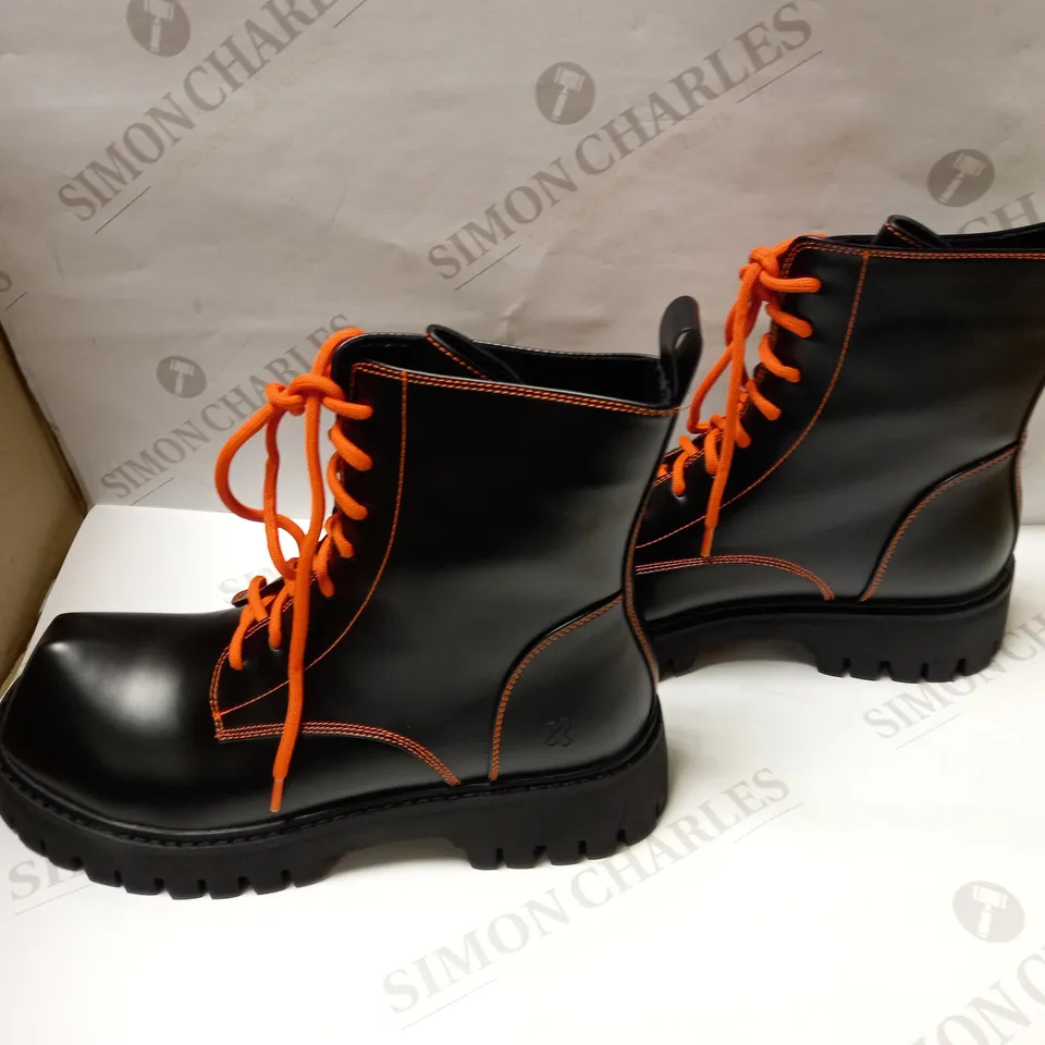 DESIGNER KOI VEGAN BOZO BLACK AND ORANGE FORK TOE BOOTS SIZE 8