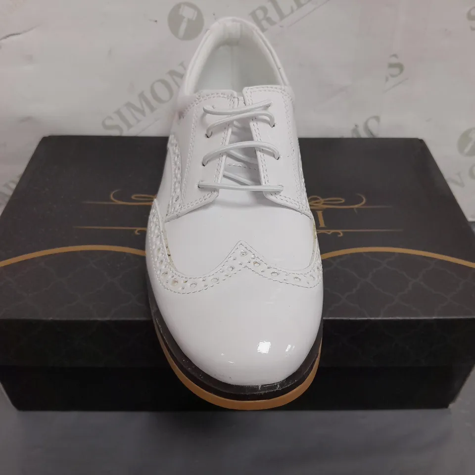 BOXED PAIR OF SIRRI LACE UP SHOES IN WHITE UK SIZE 2.5