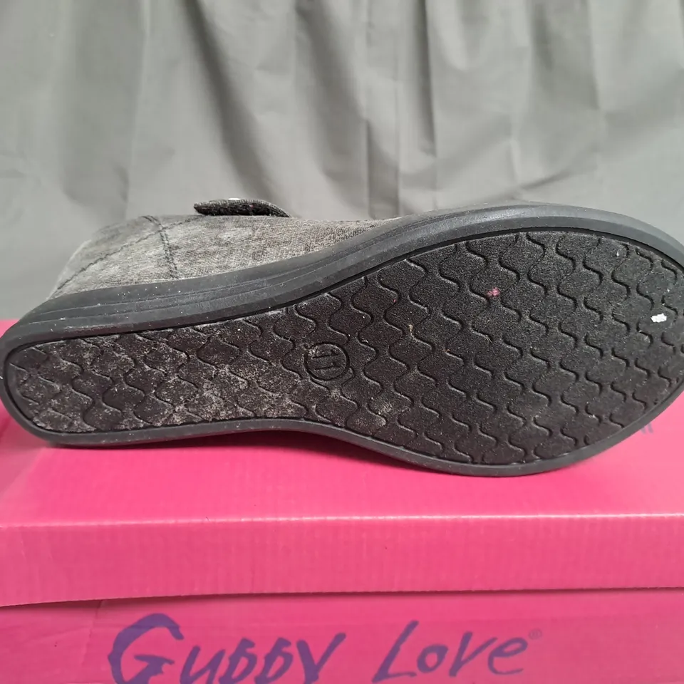 BOX OF APPROXIMATELY 12 PAIRS OF BLACK GUPPY LOVE WEDGE SHOES IN VARIOUS SIZES 