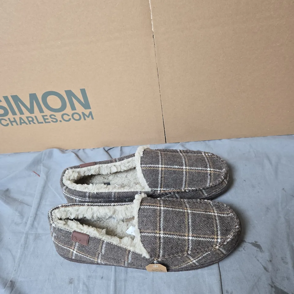 JO & JOE SLIPPERS – BROWN PLAID, UK 12