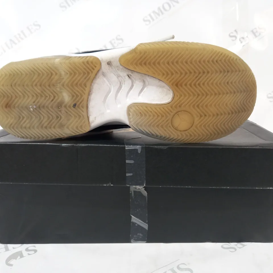 BOXED PAIR OF NIKE JORDAN MAX AURA 2 SHOES IN WHITE/BLACK UK SIZE 6