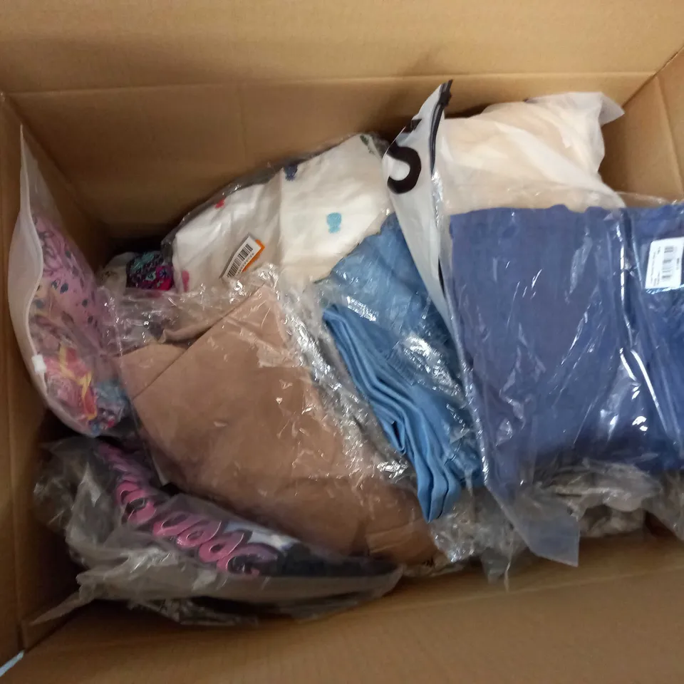 LARGE QUANTITY OF CLOTHING ITEMS TO INCLUDE DRESSES, SWEATERS, JEANS, T-SHIRTS, ETC