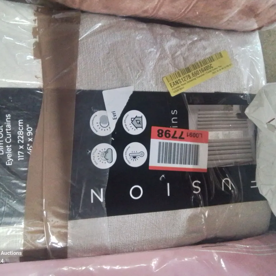 LOT CONTAINING VARIOUS CURTAINS (SIZES AND COLOURS VARY)