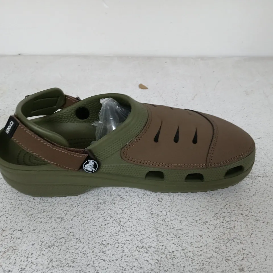 PAIR OF CROCS SLIDERS IN GREEN/BROWN - M 9