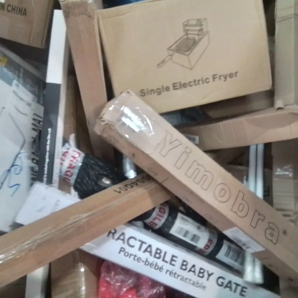 PALLET CONTAINING VARIOUS ASSORTED BOXED HOUSEHOLD ITEMS TO INCLUDE: SINGLE ELECTRIC FRYER, RETRACTABLE SAFETY GATE, DART BOARD AND LOTS MORE UNMARKED BOXED ITEMS 