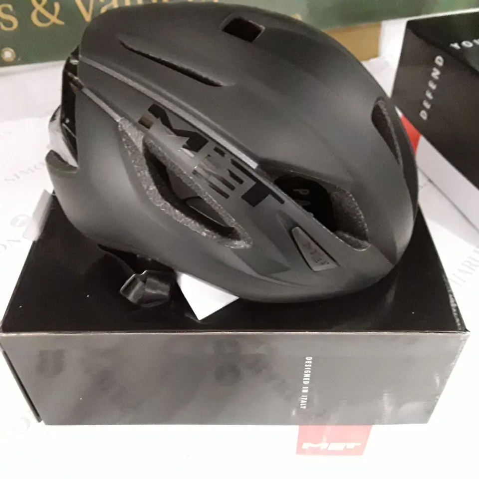 BOXED MET STRALE ROAD CYCLING HELMET - M 56/58