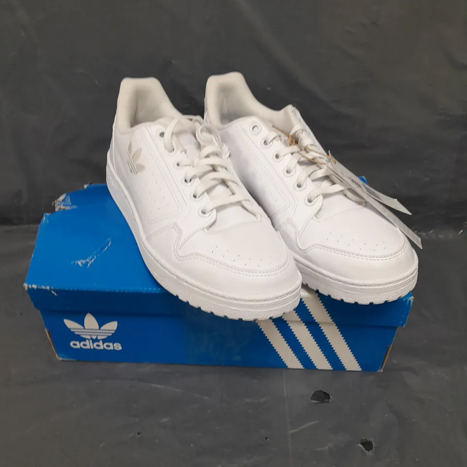 BOXED PAIR OF ADIDAS UNISEX NY 90 TRAINERS IN WHITE - 9