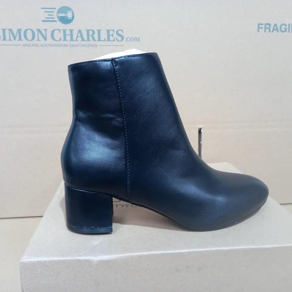 BOXED PAIR OF SIZE 5 BOOHOO BLACK SHOES 