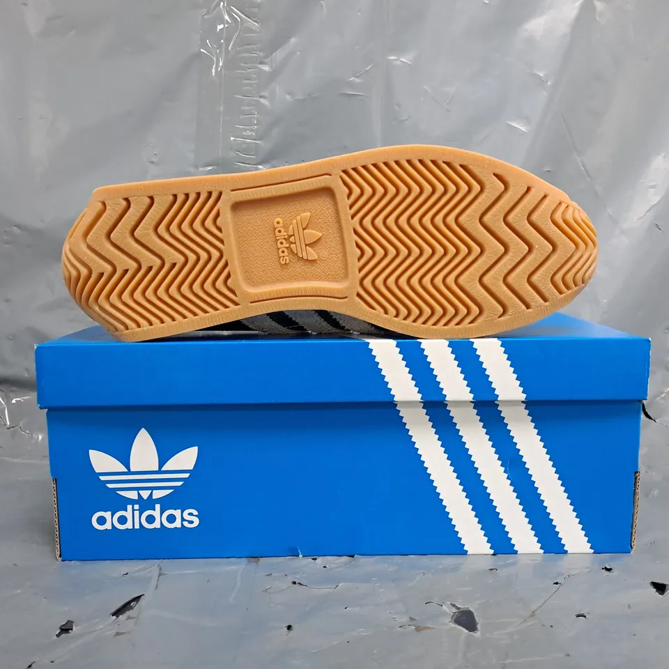 BOXED PAIR OF ADIDAS COUNTRY OG SHOES IN GREEN/WHITE SIZE UK 5