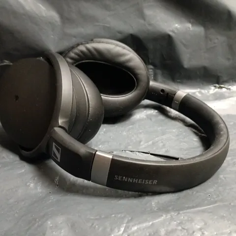 SENNHEISER HD 450SE WIRELESS OVER-EAR HEADPHONES IN BLACK