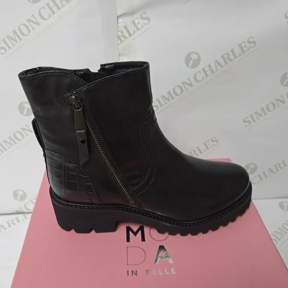 MODA IN PELLE BOXED BLACK LEATHER ZIPPED BOOTS SIZE 5