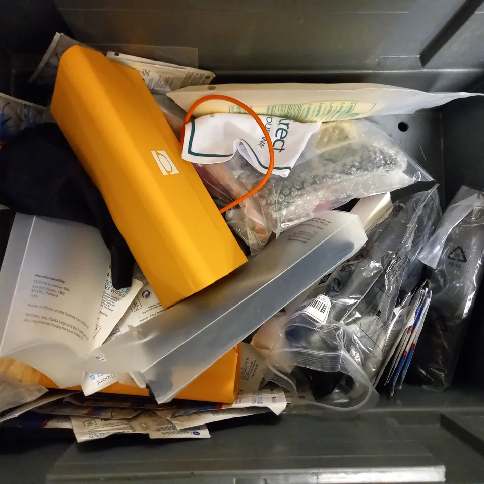 BOX OF APPROX 10 ITEMS INCLUDING ASSORTED GLASSES IN VARIOUS SHAPES AND COLOURS