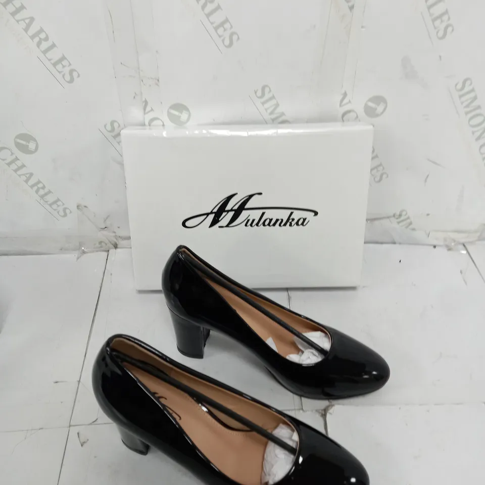 BOXED PAIR OF ALULANKA BLACK PUMP HEELS SIZE 36