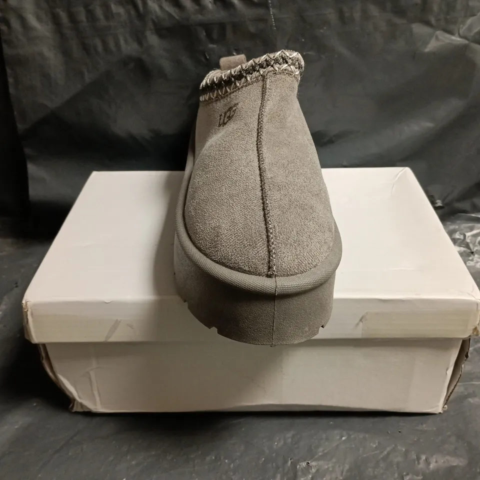 BOXED PAIR OF UGG SHOES IN GREY SIZE EU 38