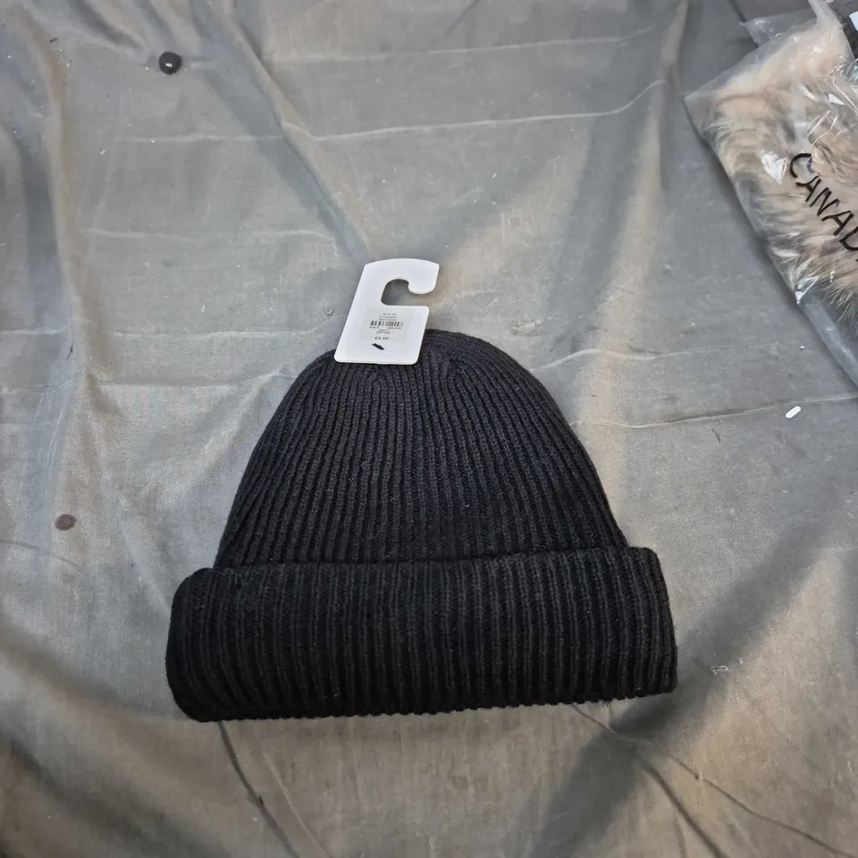 APROMITALY 25 ITEMS INCLUDING HATS,SOCKS,LEGGINGS,COATS ECT 