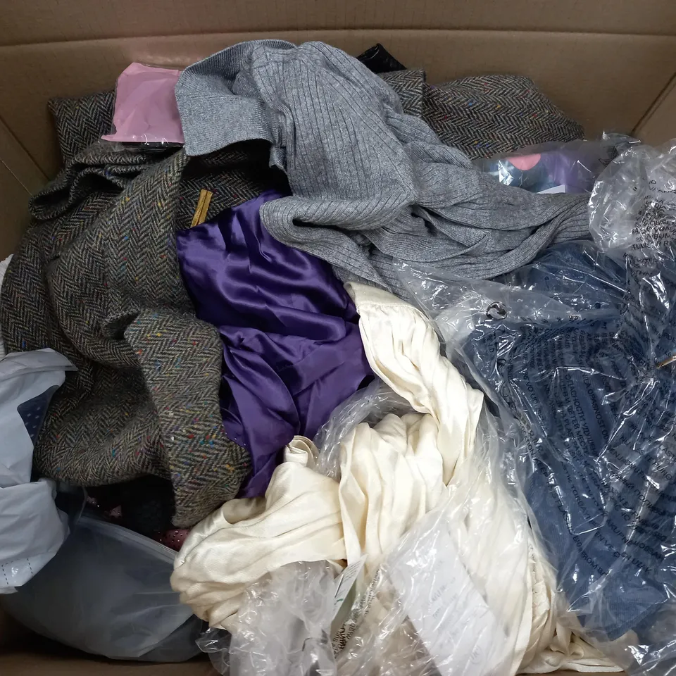 LOT OF APPROX 30 ASSORTED CLOTHING ITEMS AND ACCESSORIES TO INCLUDE; T-SHIRTS, JUMPERS ETC