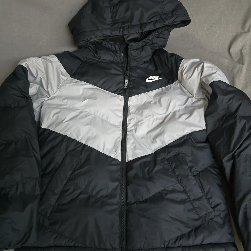 NIKE PADDED ZIP THROUGH COAT IN BLACK/GREY - L 147-158CM