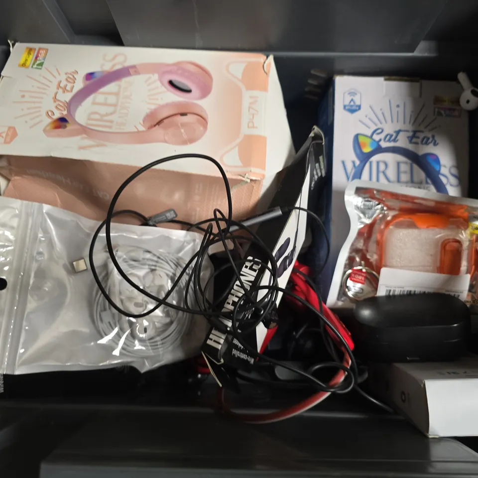 APPROXIMATELY 12 ASSORTED EARBUDS & HEADPHONES TO INCLUDE BRANDS SUCH AS SONY, BELKIN, SKULLCANDY, ETC