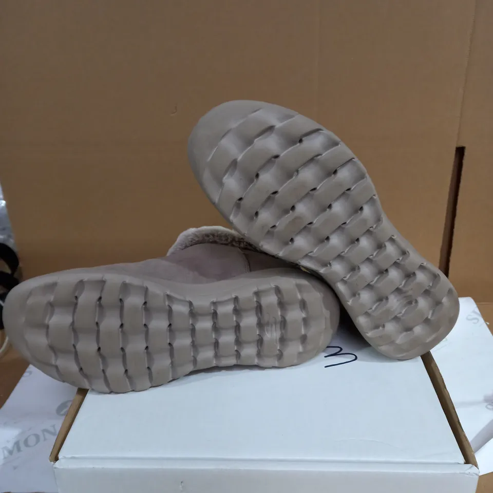 SKECHERS CHUG BOOT IN DEEP TAUPE UK SIZE 7
