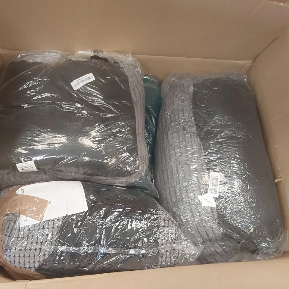 PALLET CONTAINING A VERY LARGE QUANTITY OF ASSORTED PET PRODUCTS