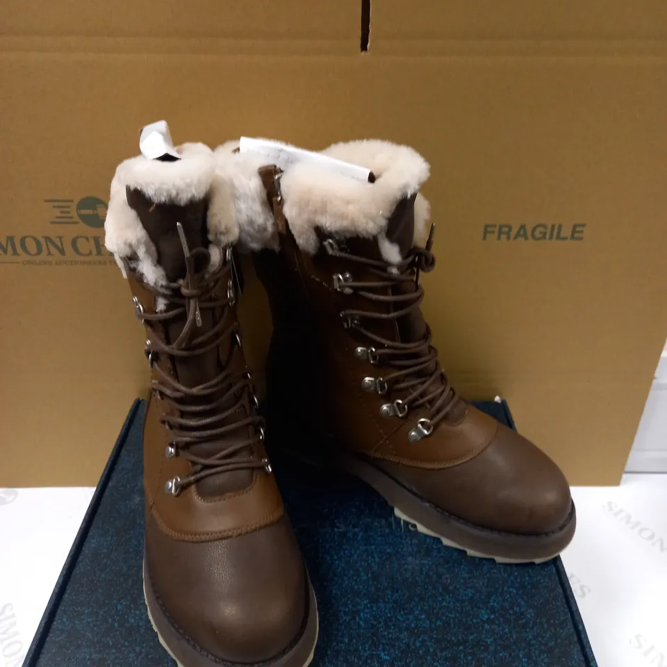 EMU COMORO LEATHER BOOT OAK - SIZE 9