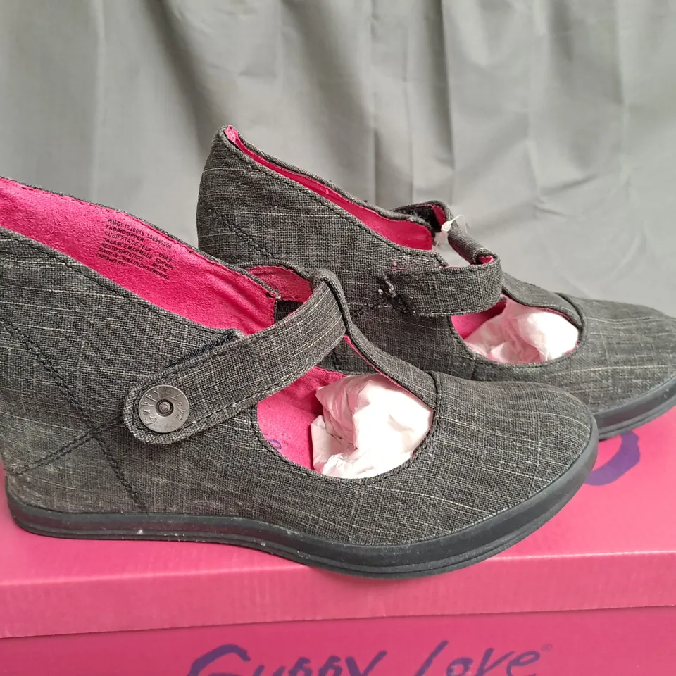 BOX OF APPROXIMATELY 9 PAIRS OF BLACK GUPPY LOVE WEDGE SHOES IN VARIOUS SIZES 