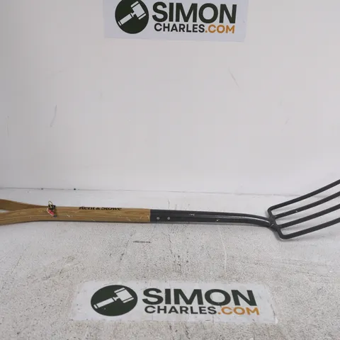 KENT AND STOWE GARDEN FORK WITH WOODEN HANDLE AND FOUR TINES