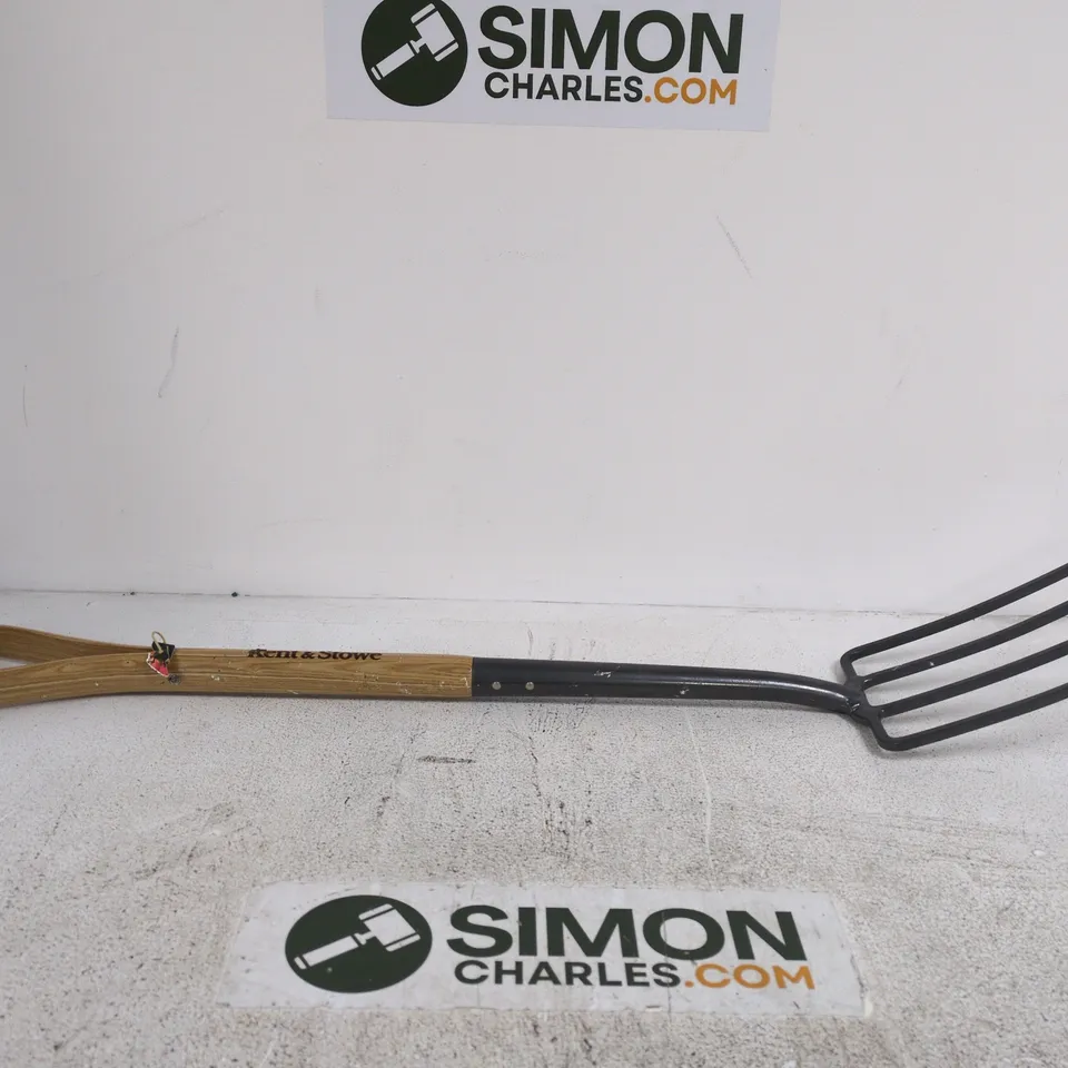 KENT AND STOWE GARDEN FORK WITH WOODEN HANDLE AND FOUR TINES