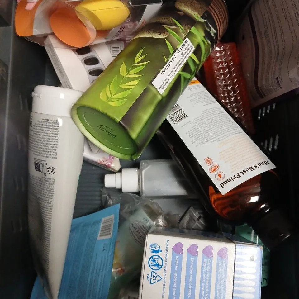APPROXIMATELY 15 ASSORTED HEALTH & BEAUTY PRODUCTS TO INCLUDE BULL DOG SHOWER GEL, PEELING FOOT MASK, EYE GELS ETC 