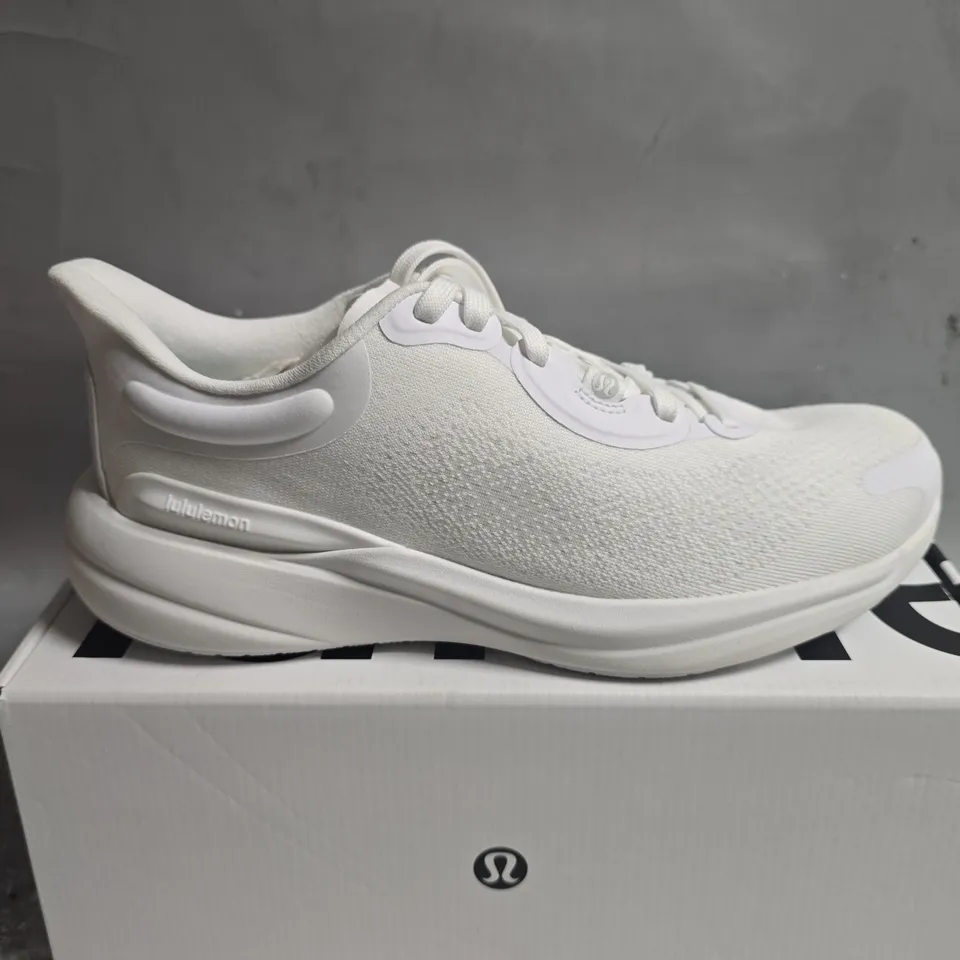 BOXED PAIR OF LULULEMON WOMENS CHARGEFEEL WORKOUT LOW 2 TRAINERS IN WHITE - UK 6.5