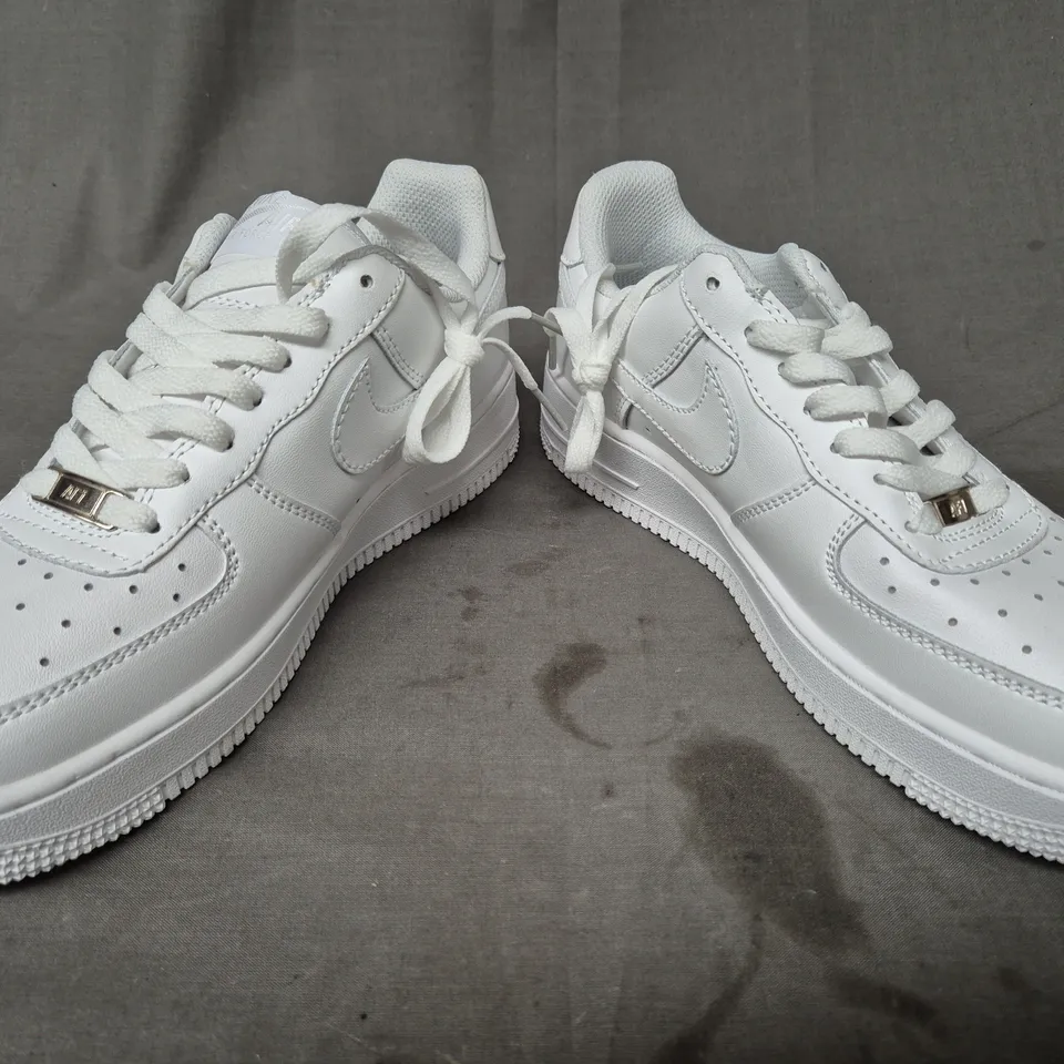 BOXED PAIR OF NIKE AIR FORCE 1 '07 SHOES IN WHITE UK SIZE 5