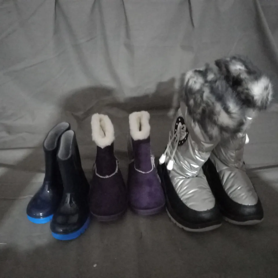 APPROXIMATELY 10 PAIRS OF ASSORTED KIDS SHOES IN VARIOUS STYLES AND SIZES