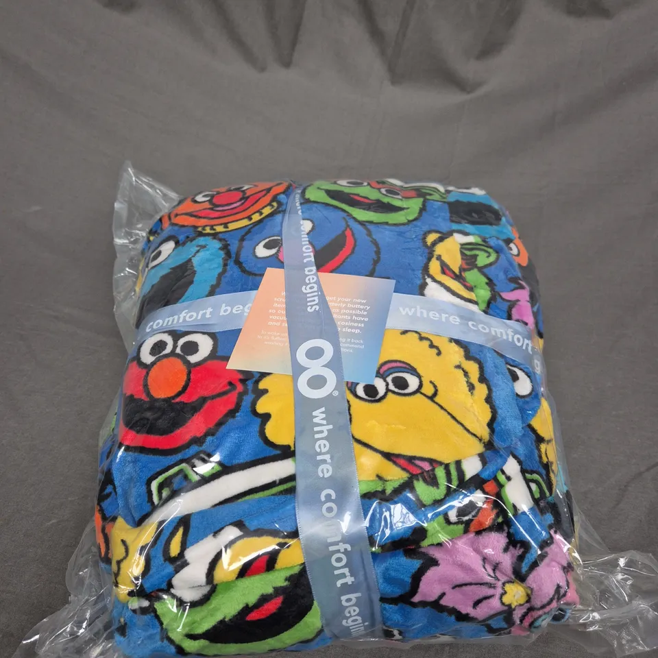 SEALED OODIE OVERSIZED HOODED BLANKET - SESAME STREET 