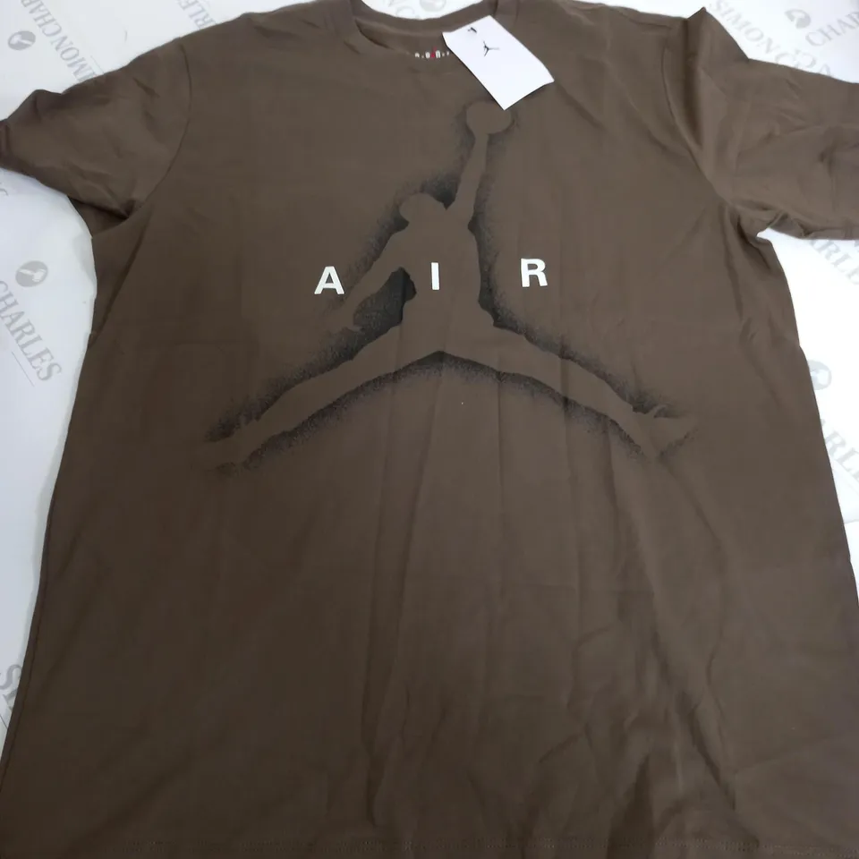 NIKE AIR JORDAN PRINTED LOGO T-SHIRT IN BROWN - MEDIUM