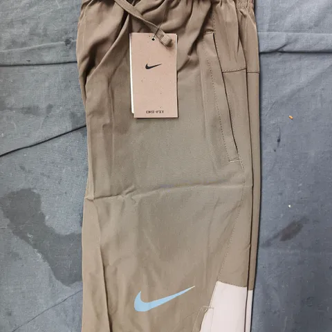 NIKE STANDARD FIT 5" LENGTH TRAINING SHORTS IN SAND SIZE XL