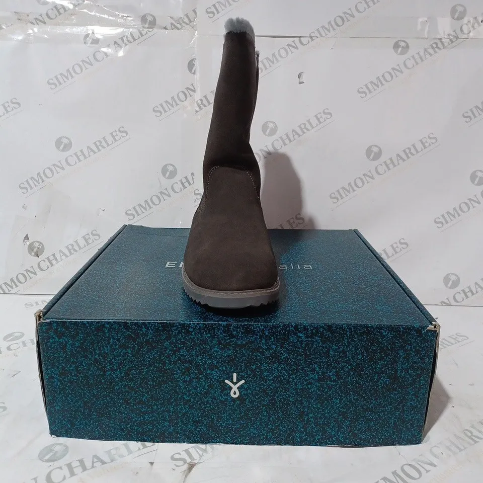 BOXED PAIR OF EMU AUSTRALIA GRAVELLY BOOTS IN CHARCOAL SIZE 6