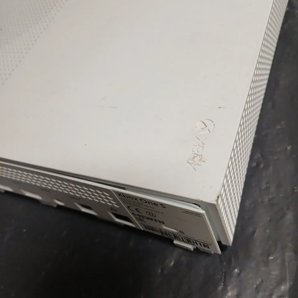 XBOX ONE S CONSOLE – WHITE (DISC VERSION)