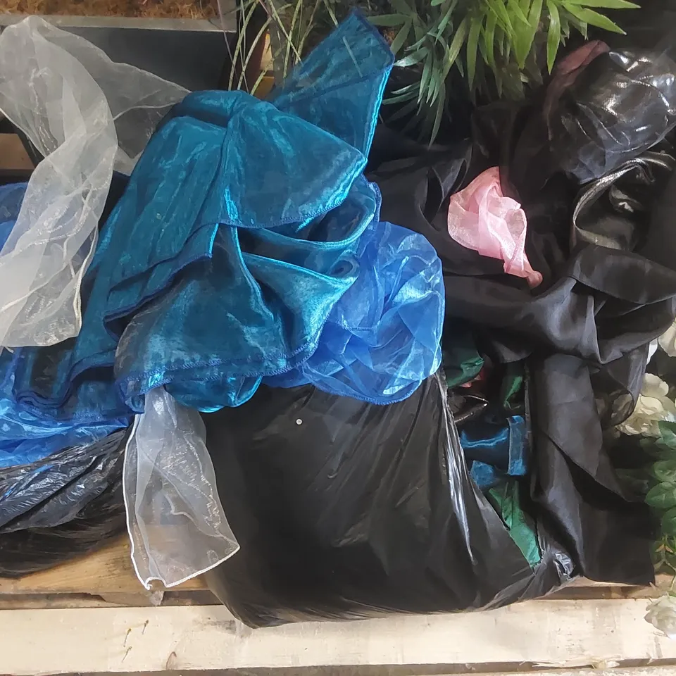 PALLET CONTAINING A LARGE QUANTITY OF ASSORTED RESTAURANT DECORATION ITEMS INCLUDING: FAKE PLANTS, WALL DECOR, ARTIFICIAL FLOWERS, CHAIR COVERS, COLOURFUL FABRICS ECT
