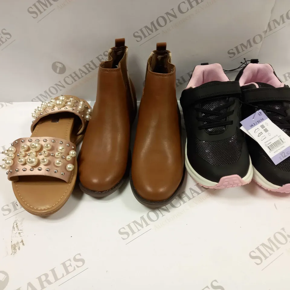APPROXIMATELY 10 ASSORTED PAIRS OF SHOES IN VARIOUS STYLES & SIZES